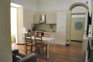 uma cozinha e sala de jantar com mesa e cadeiras em Appartamento Guido em Prato