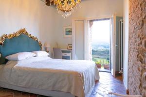 1 dormitorio con cama y ventana grande en Luxury Townhouse View of Tuscany, en Ficulle
