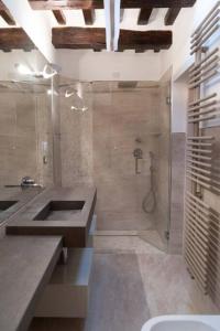 y baño con ducha y lavamanos. en Luxury Townhouse View of Tuscany, en Ficulle