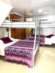 1 Schlafzimmer mit 2 Etagenbetten in einem Boot in der Unterkunft Espectacular Apartamento con Vista al Mar in San Andrés