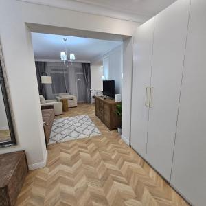 a hallway with a living room and a living room at Apartament M2 Vatra Dornei in Vatra Dornei