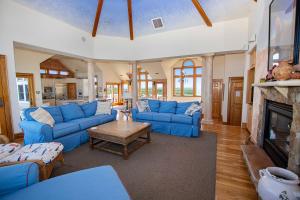 Posezení v ubytování PI265, Mroning Star- Oceanfront, Private Pool, Rec Rm, Ocean Views!