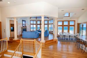 Posezení v ubytování PI265, Mroning Star- Oceanfront, Private Pool, Rec Rm, Ocean Views!