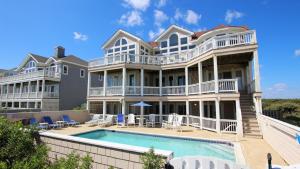 Una casa grande con piscina delante de ella. en OCEANFRONT, Private Pool, Ocean Views, Private Beach Access, PI250, Windrift, en Sanderling