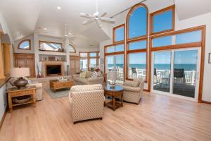 una gran sala de estar con vistas al océano. en OCEANFRONT, Private Pool, Ocean Views, Private Beach Access, PI250, Windrift, en Sanderling