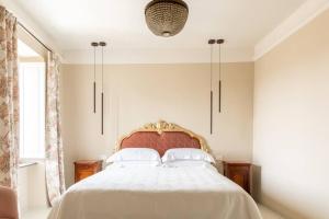 1 dormitorio con 1 cama con colcha blanca en Palazzo Misciattelli - Ripalta Luxury Residence, en Orvieto