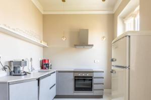 cocina con electrodomésticos blancos y nevera en Palazzo Misciattelli - Ripalta Luxury Residence, en Orvieto