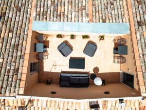 Una vista aérea de un edificio con mesas y sillas. en Palazzo Misciattelli - Ripalta Luxury Residence, en Orvieto