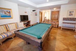 TV a/nebo společenská místnost v ubytování PI265, Mroning Star- Oceanfront, Private Pool, Rec Rm, Ocean Views!
