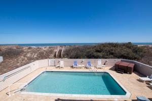 una piscina con vista a la playa en OCEANFRONT, Private Pool, Ocean Views, Private Beach Access, PI250, Windrift, en Sanderling