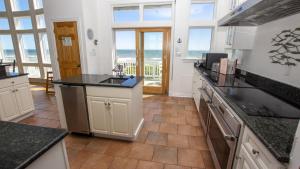 Kuchyň nebo kuchyňský kout v ubytování PI256, Cabana Beach- Oceanfront, Pool, Pool Table, Ocean Views, ELEV