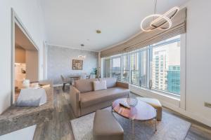 een woonkamer met een bank en een tafel bij Boutique Living - Burj Views - Renovated in Dubai