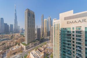 een luchtzicht op een stad met hoge gebouwen bij Boutique Living - Burj Views - Renovated in Dubai