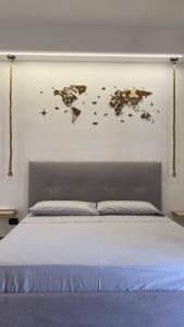 una camera da letto con un letto e una mappa sul muro di Wanderlust house a Bari