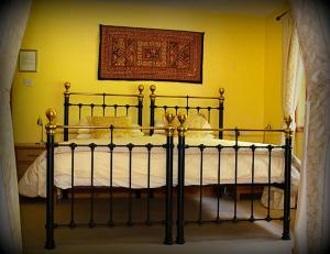 um quarto com uma cama preta e lençóis brancos em Hafan Deg em Mold