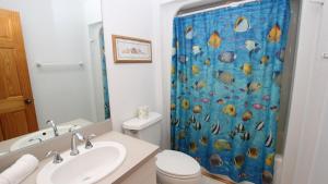 une salle de bain avec un lavabo et un rideau de douche dans l'établissement Oceanside, Hot Tub, Community Amenities, 845 ft to Beach Access, PI6, Fan-ta-sea, à Corolla 25 autres photos