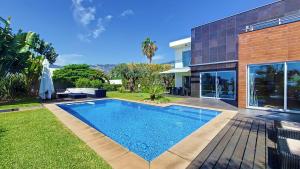 - une piscine dans l'arrière-cour d'une maison dans l'établissement Villa Ravenala - by LovelyStay, à Funchal
