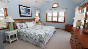 une chambre avec un lit et deux fenêtres dans l'établissement Oceanside, Private Pool, Volleyball, Screened porch, PI61, Without a Porpoise, à Corolla 29 autres photos