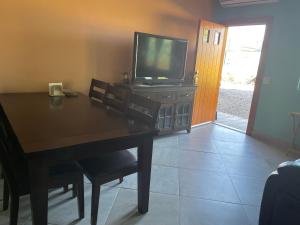 een eetkamer met een tafel en een televisie bij Condominio puerto peñasco 2 in Puerto Peñasco