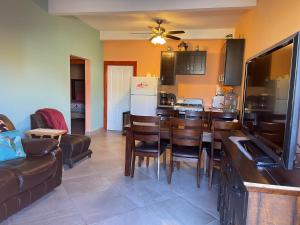 uma cozinha e sala de estar com um sofá e uma mesa em Condominio puerto peñasco 2 em Puerto Peñasco