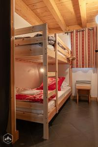 a couple of bunk beds in a room at Le Marteen’s appartement pour 6 personnes à Val Cenis in Lanslebourg-Mont-Cenis