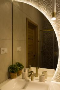 a bathroom with a sink and a mirror at Apartament Sand & Sun in Sianozety