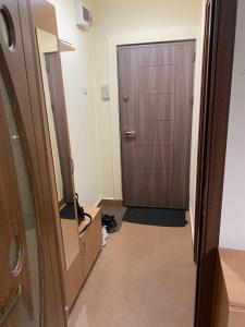 a hallway with a door and a room with a floor at Apartament regim hotelier Deva in Deva +3 photos