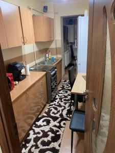 a small kitchen with a table and a stove at Apartament regim hotelier Deva in Deva