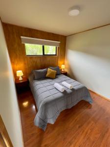een slaapkamer met een bed met twee handdoeken erop bij Siempre Verde in Puerto Tranquilo