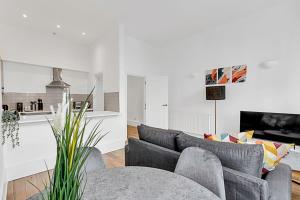 a living room with a couch and a table at Contemporary Oasis in Paddington II in London