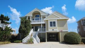 Casa blanca grande con porche en PI76, Life of Reilly- Oceanfront, Ocean Views, Private Pool, Private Beach Access, Foosball, en Corolla