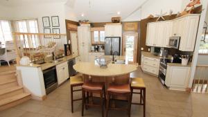 Una cocina o zona de cocina en PI76, Life of Reilly- Oceanfront, Ocean Views, Private Pool, Private Beach Access, Foosball