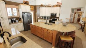 Una cocina o zona de cocina en PI76, Life of Reilly- Oceanfront, Ocean Views, Private Pool, Private Beach Access, Foosball