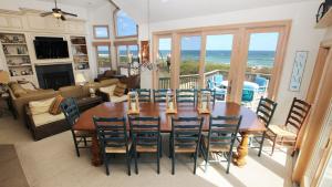 Una televisión o centro de entretenimiento en PI76, Life of Reilly- Oceanfront, Ocean Views, Private Pool, Private Beach Access, Foosball