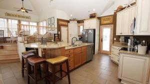 Una cocina o zona de cocina en PI76, Life of Reilly- Oceanfront, Ocean Views, Private Pool, Private Beach Access, Foosball