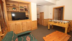 Una televisión o centro de entretenimiento en PI76, Life of Reilly- Oceanfront, Ocean Views, Private Pool, Private Beach Access, Foosball
