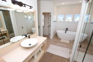 Un baño de PI76, Life of Reilly- Oceanfront, Ocean Views, Private Pool, Private Beach Access, Foosball