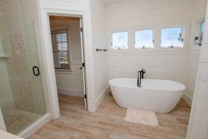 Un baño de PI76, Life of Reilly- Oceanfront, Ocean Views, Private Pool, Private Beach Access, Foosball