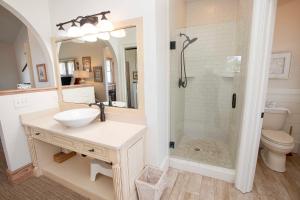 Un baño de PI76, Life of Reilly- Oceanfront, Ocean Views, Private Pool, Private Beach Access, Foosball