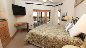Cama o camas de una habitación en PI76, Life of Reilly- Oceanfront, Ocean Views, Private Pool, Private Beach Access, Foosball