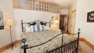 Cama o camas de una habitación en PI76, Life of Reilly- Oceanfront, Ocean Views, Private Pool, Private Beach Access, Foosball