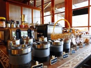 a kitchen with pots and pans on a counter at Hôtel Restaurant des Grottes du Pech Merle in Cabrerets