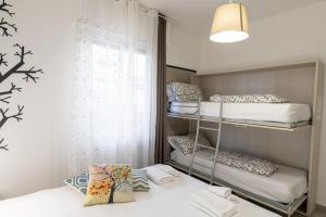 Zimmer mit 2 Etagenbetten und einem Fenster in der Unterkunft Fornaci 2 RivieraHoliday in Pietra Ligure