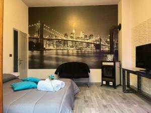 a bedroom with two beds and a painting of a bridge at La casa di Mary in Castiglion Fiorentino