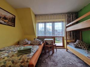 ポロニンにあるPokoje Gościnne u Lańdyのベッドルーム1室(ベッド2台、二段ベッド1組付)