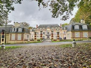 un gran edificio con una carretera delante en Château de la Barre (Mémorial) *Paris*Disney* 