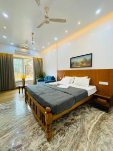 Laxmi Villa 3BHK Premium Villa with terrace Anjuna في أنجونا: غرفة نوم بسرير كبير في غرفة