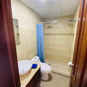 Ένα μπάνιο στο Apartamento Torres de Atitlan