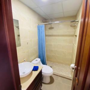 e bagno con servizi igienici, lavandino e doccia. di Apartamento Torres de Atitlan a Panajachel