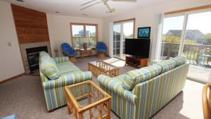 Una sala de estar con dos sofás y un televisor. en Oceanside, Community Pool, Community Tennis, PT7, Summer Winds, en Sanderling
